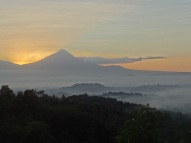 Sonnenaufgang über dem Gunung Merapi Vulkan