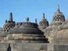 Das berühmte Bild der freiliegenden Buddha-Statue auf dem Borobudur Tempel