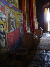 Gebetstrommel und antike Wandmalereien