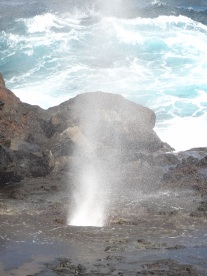 Die Küste sieht auch so aus. Blow Hole auf Maui.